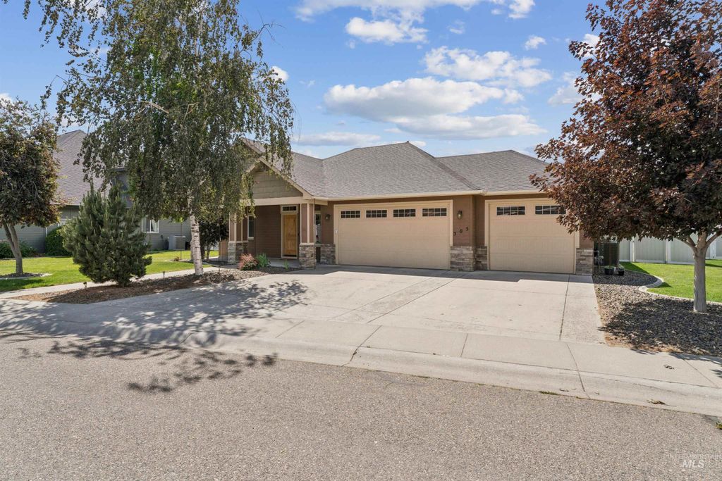 Photo of 305 Crimson Cir E CIR, Fruitland, ID 83619 (MLS # 98986928)