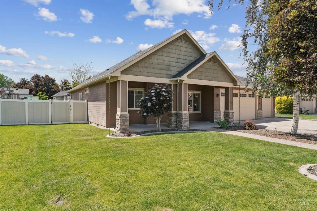 Photo of 305 Crimson Cir E CIR, Fruitland, ID 83619 (MLS # 98986928)