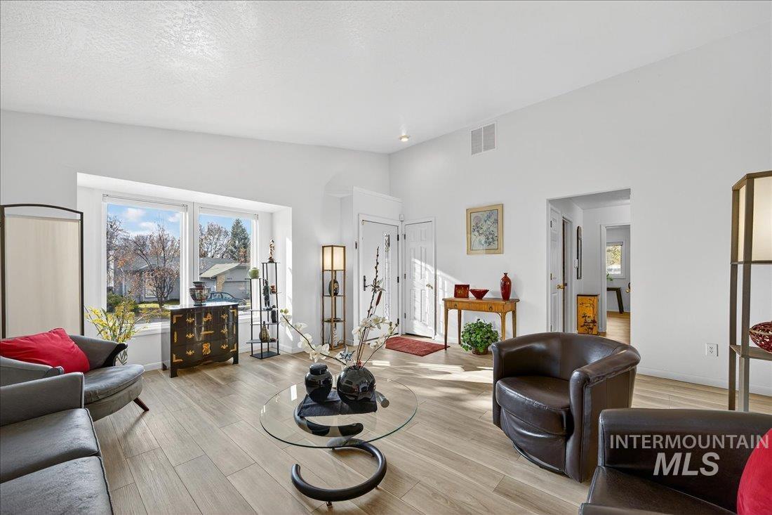 Boise, Idaho 83703, United States, 3 Bedrooms Bedrooms, ,2 BathroomsBathrooms,Residential,Active,248285