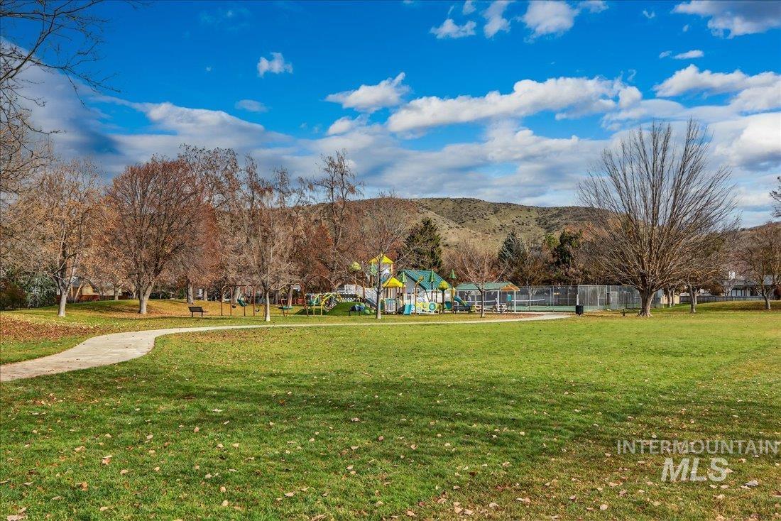 Boise, Idaho 83703, United States, 3 Bedrooms Bedrooms, ,2 BathroomsBathrooms,Residential,Active,248285