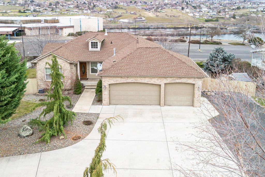 Photo of 3473 Elks Drive, Lewiston, ID 83501 (MLS # 98972070)
