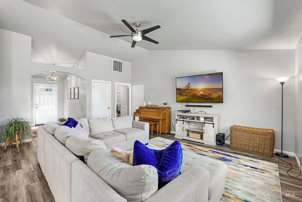 Photo of 4037 N Blue Cascade Ct E, Buhl, ID 83316 (MLS # 98980146)