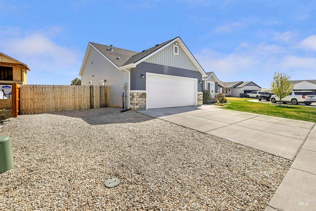 Photo of 4037 N Blue Cascade Ct E, Buhl, ID 83316 (MLS # 98980146)