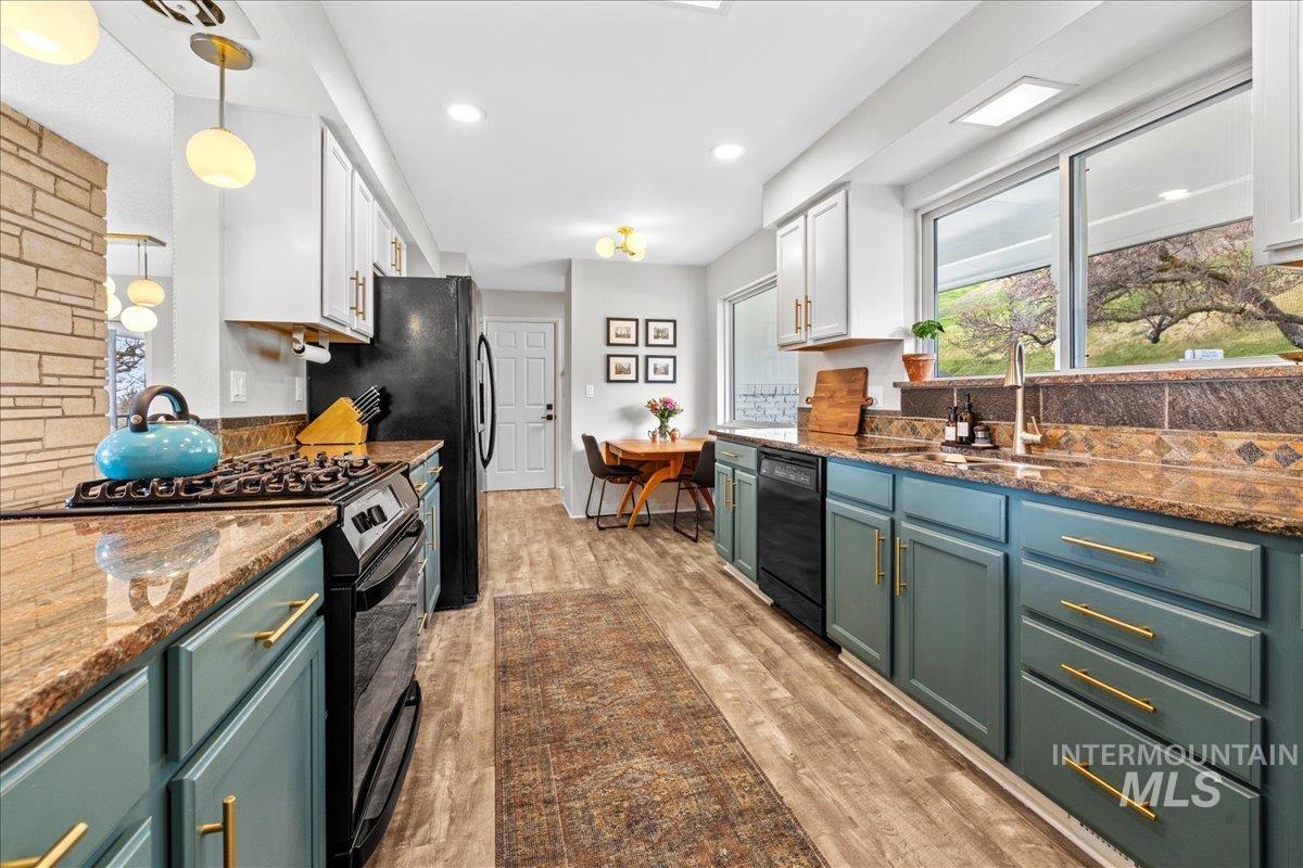 Boise, Idaho 83702, United States, 5 Bedrooms Bedrooms, ,3 BathroomsBathrooms,Residential,Pending,42600