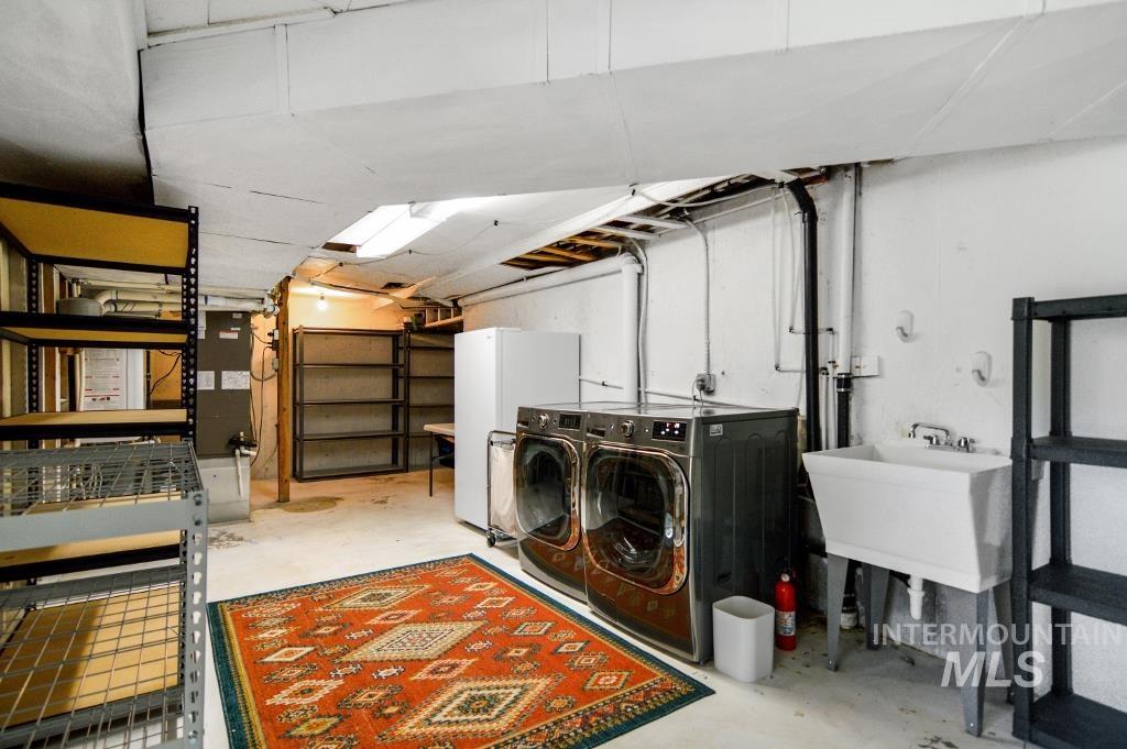 Boise, Idaho 83702, United States, 5 Bedrooms Bedrooms, ,3 BathroomsBathrooms,Residential,Pending,42600