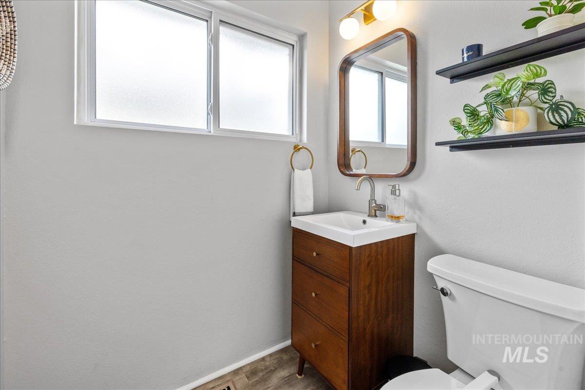 Boise, Idaho 83702, United States, 5 Bedrooms Bedrooms, ,3 BathroomsBathrooms,Residential,Pending,42600