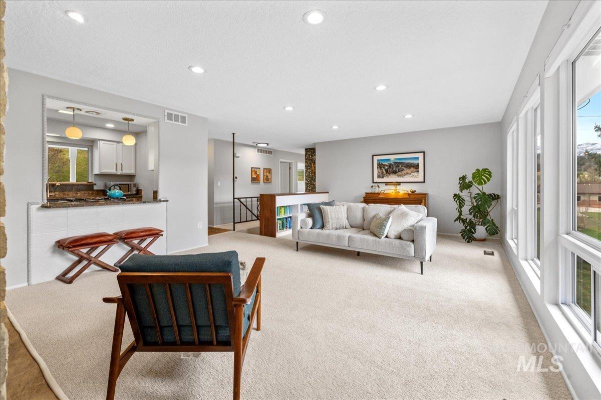 Boise, Idaho 83702, United States, 5 Bedrooms Bedrooms, ,3 BathroomsBathrooms,Residential,Pending,42600