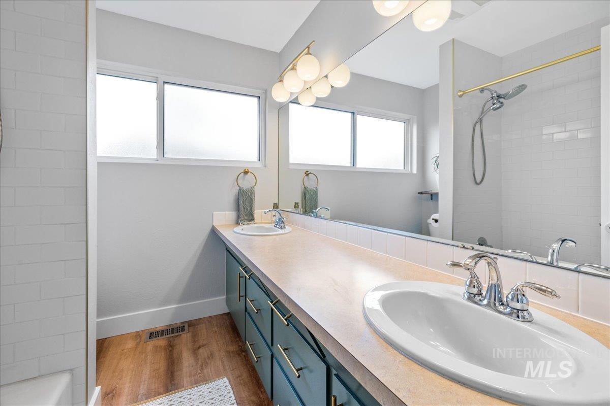 Boise, Idaho 83702, United States, 5 Bedrooms Bedrooms, ,3 BathroomsBathrooms,Residential,Pending,42600