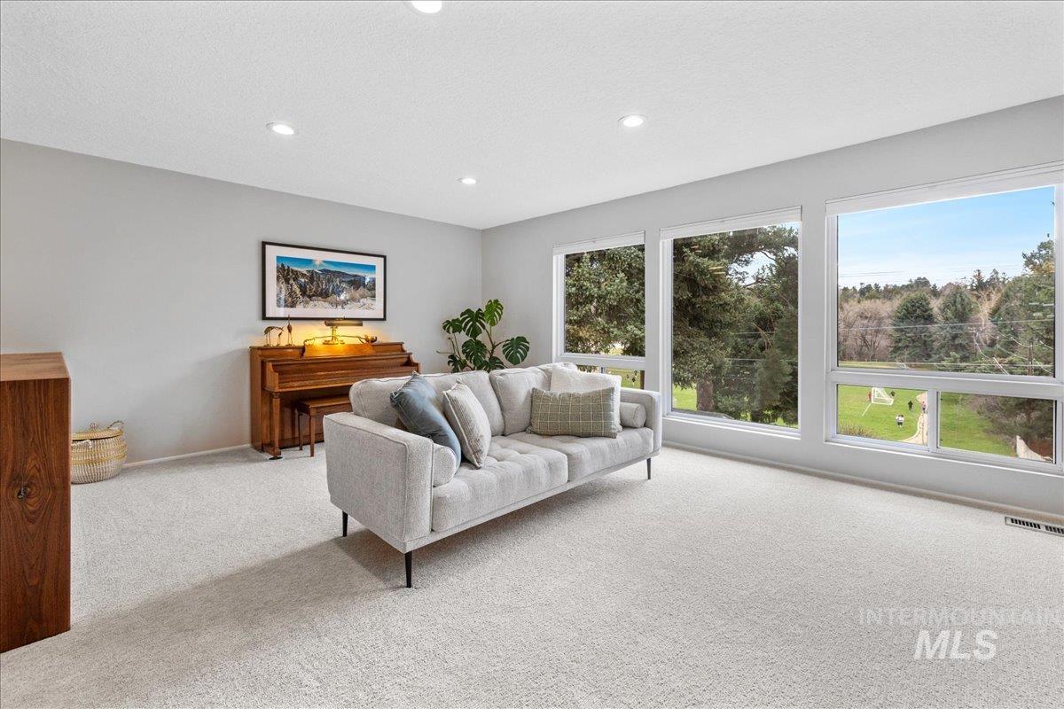 Boise, Idaho 83702, United States, 5 Bedrooms Bedrooms, ,3 BathroomsBathrooms,Residential,Pending,42600