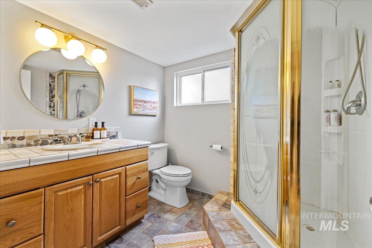 Boise, Idaho 83702, United States, 5 Bedrooms Bedrooms, ,3 BathroomsBathrooms,Residential,Pending,42600