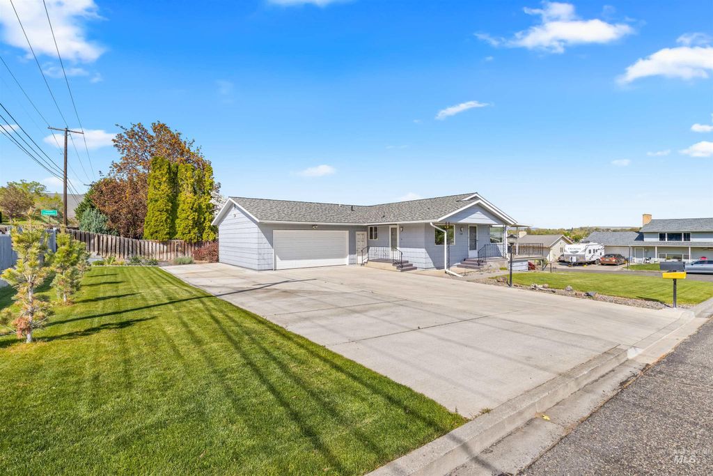 Photo of 1540 Lydon Ct, Clarkston, WA 99403 (MLS # 98983142)