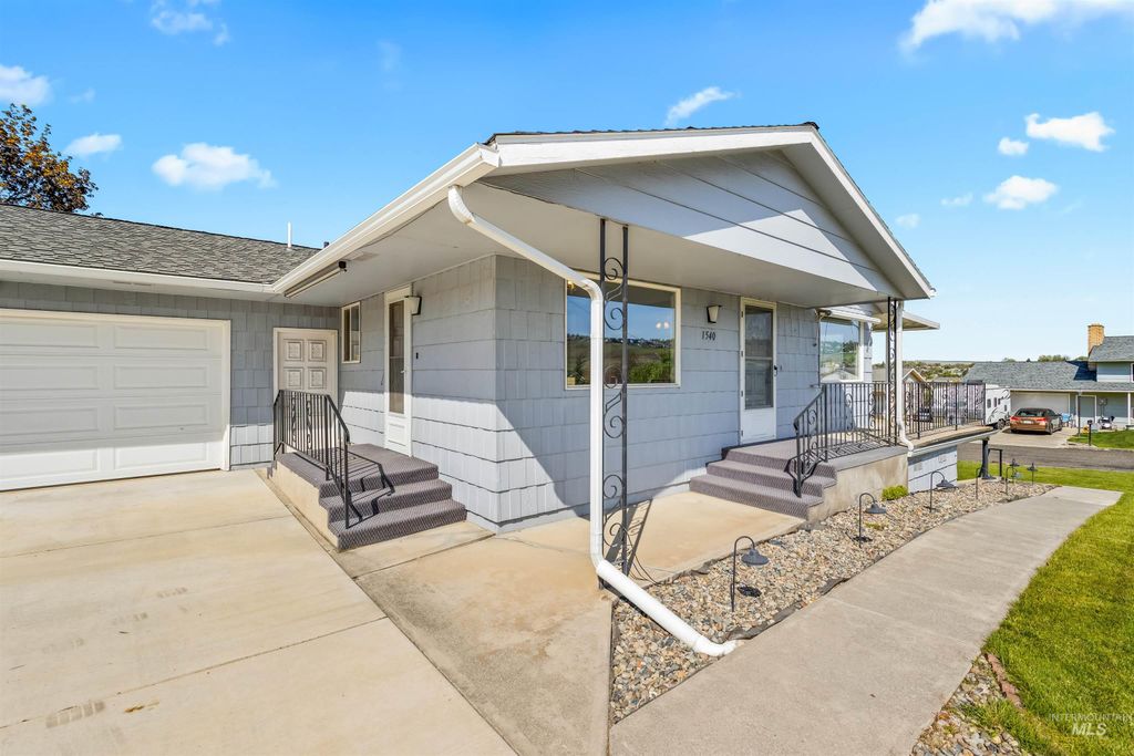 Photo of 1540 Lydon Ct, Clarkston, WA 99403 (MLS # 98983142)