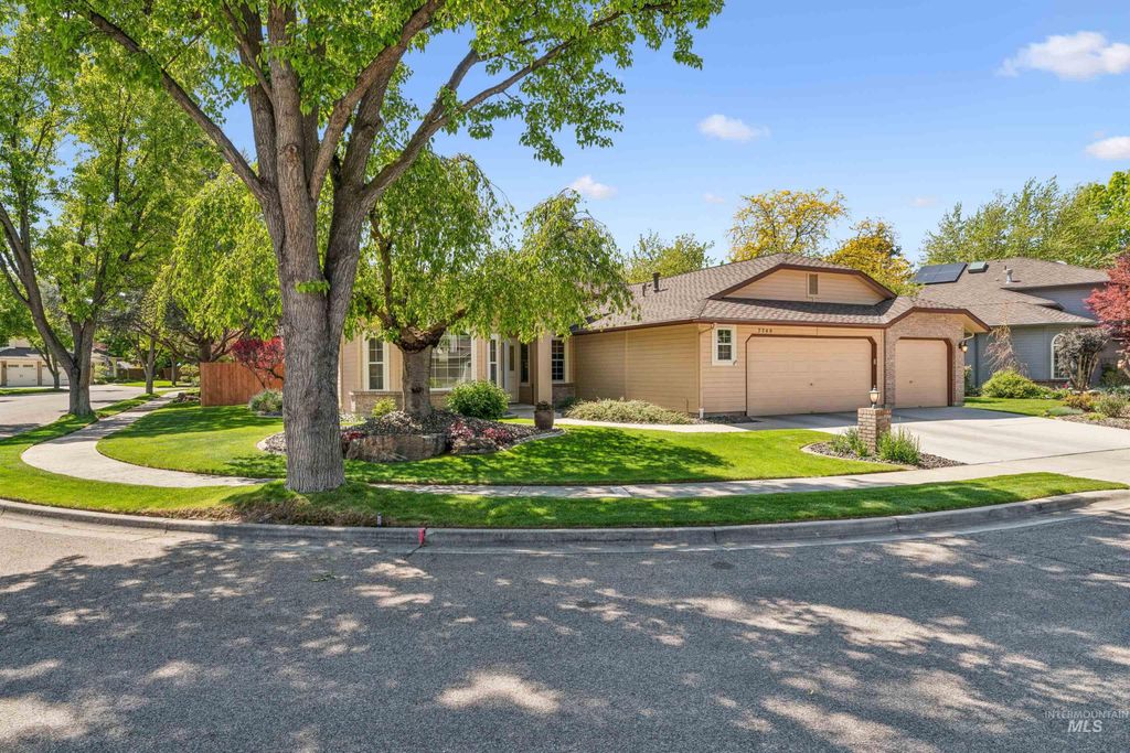 Photo of 7749 W Bayhill St, Boise, ID 83704 (MLS # 98984494)