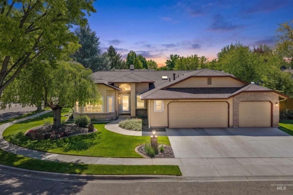 Photo of 7749 W Bayhill St, Boise, ID 83704 (MLS # 98984494)