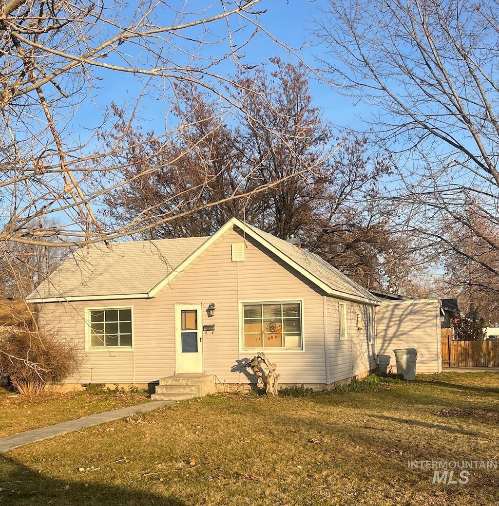 Photo of 124 S Maple St, Nampa, ID 83686 (MLS # 98971641)