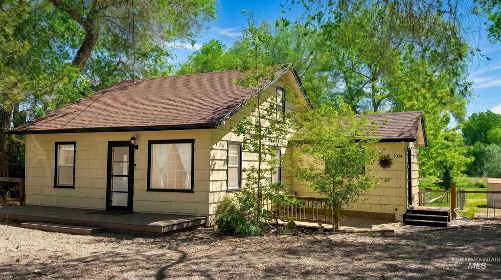 Photo of 1034 Maurice St, Twin Falls, ID 83301 (MLS # 98986819)
