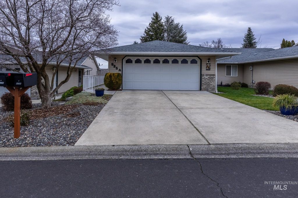 Photo of 925 Hawthorne Street #A, Lewiston, ID 83501 (MLS # 98971614)
