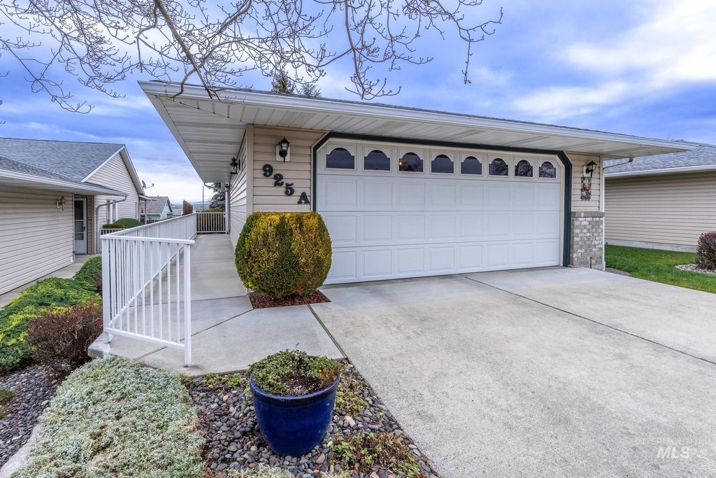 Photo of 925 Hawthorne Street #A, Lewiston, ID 83501 (MLS # 98971614)