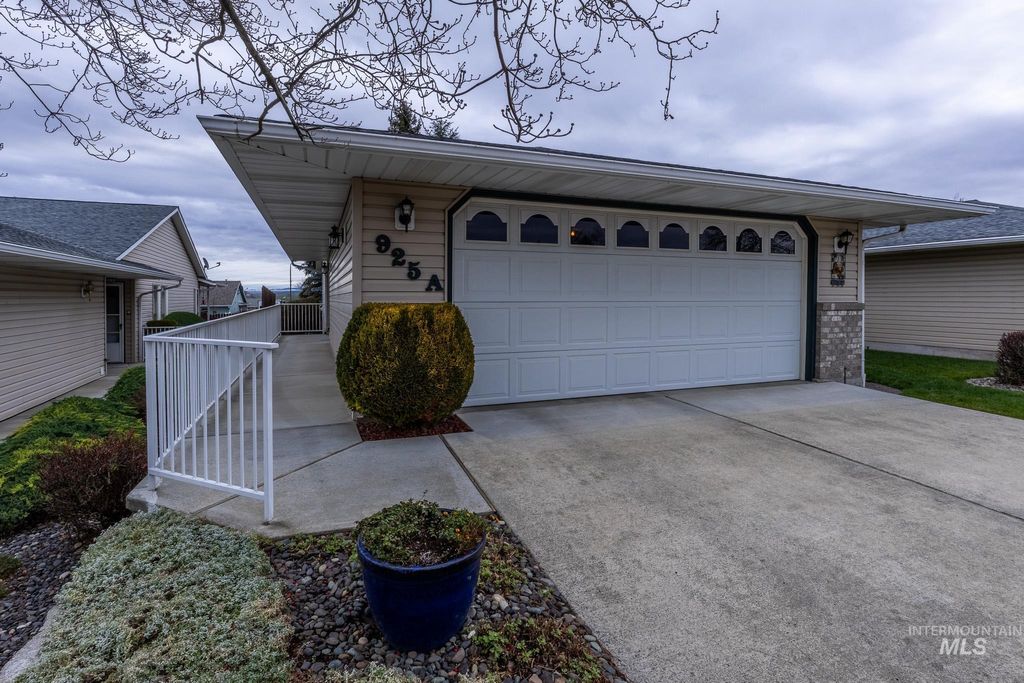 Photo of 925 Hawthorne Street #A, Lewiston, ID 83501 (MLS # 98971614)