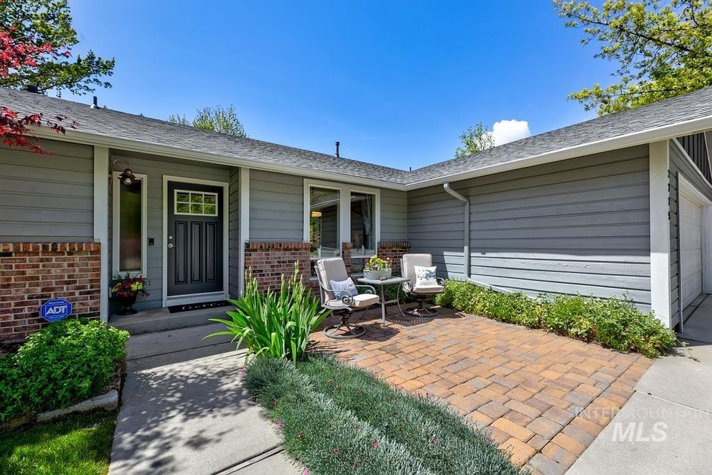 Photo of 3775 N La Fontana Way, Boise, ID 83702 (MLS # 98984554)