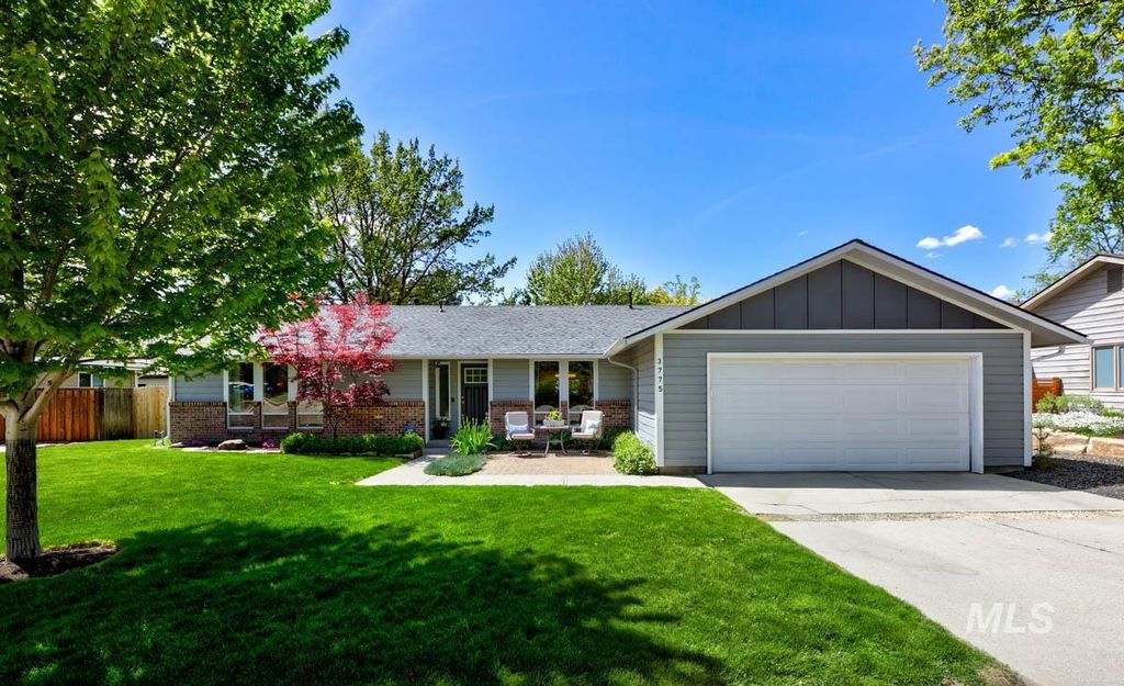 Photo of 3775 N La Fontana Way, Boise, ID 83702 (MLS # 98984554)