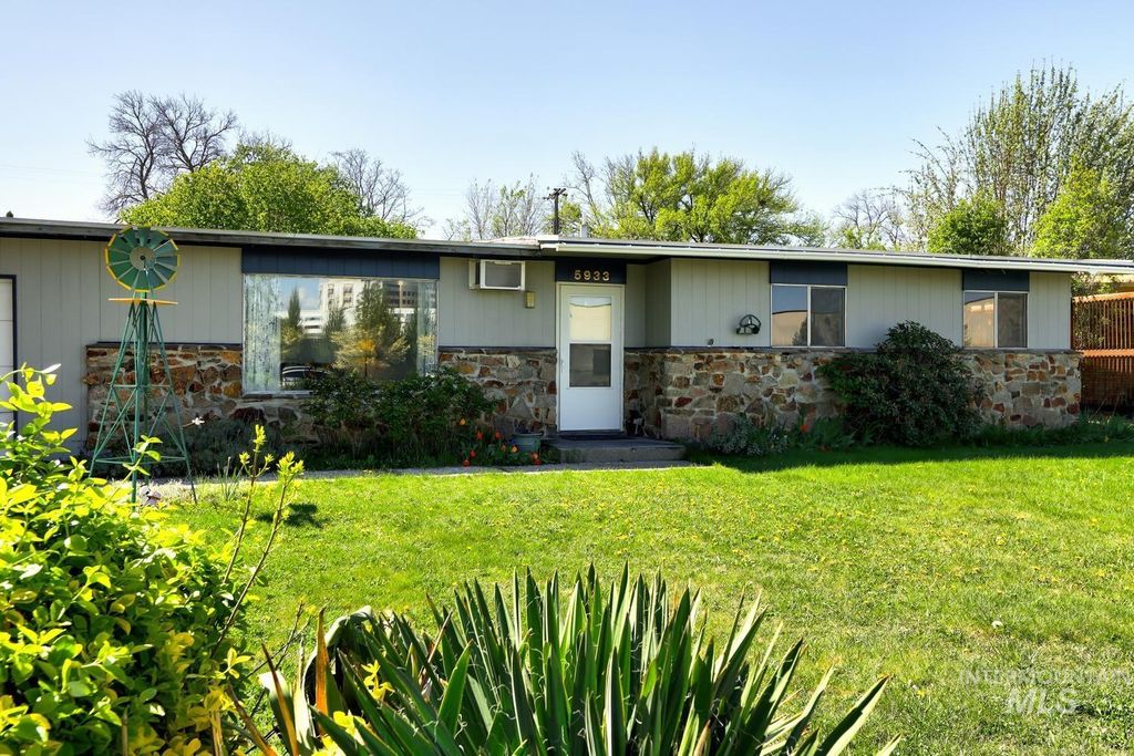 Photo of 5933 W Denton St, Boise, ID 83704 (MLS # 98983148)
