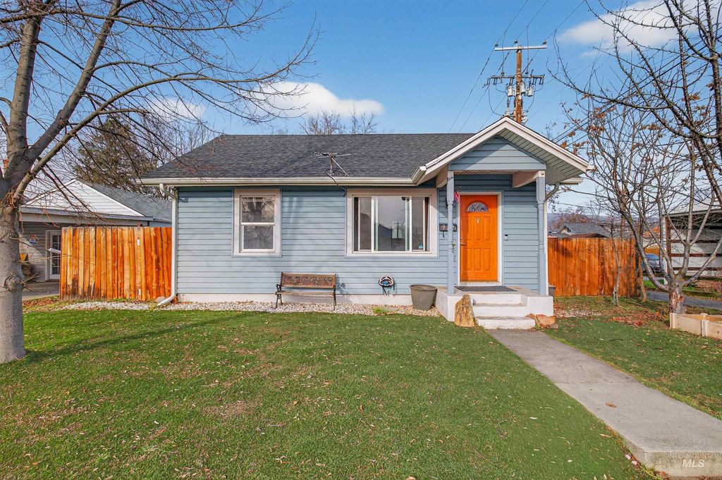 Photo of 912 Elm Street, Clarkston, WA 99403 (MLS # 98973016)