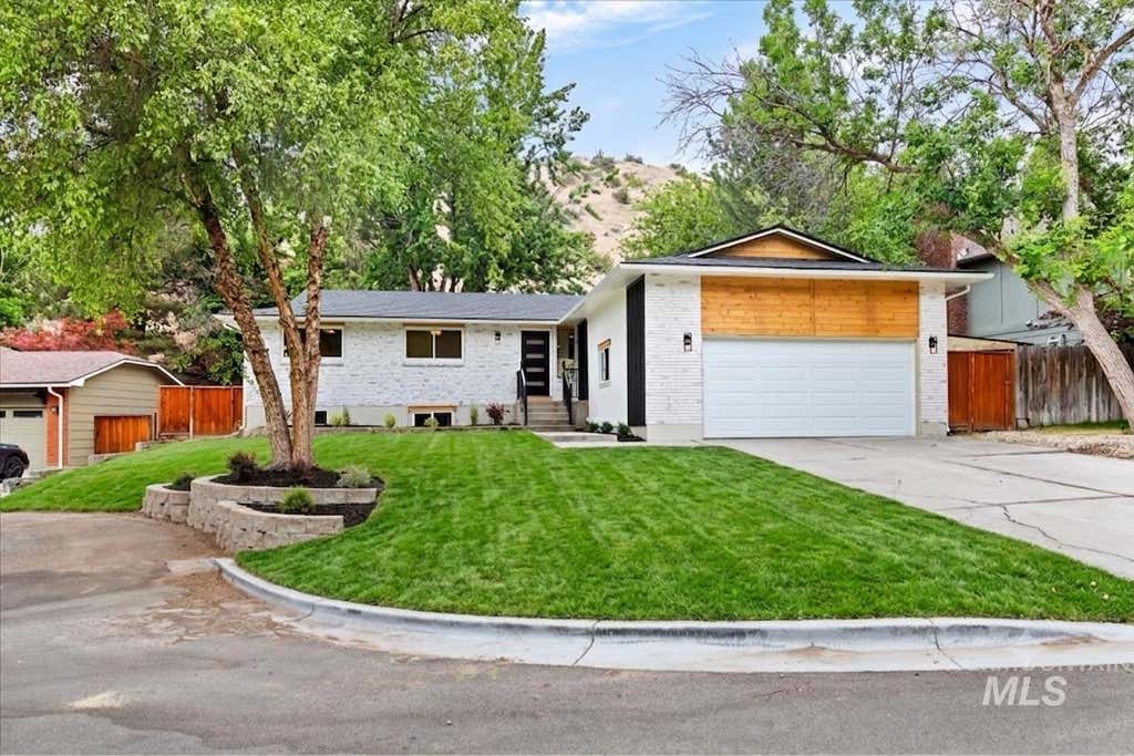 Photo of 5927 N Collister Dr, Boise, ID 83703 (MLS # 98989422)