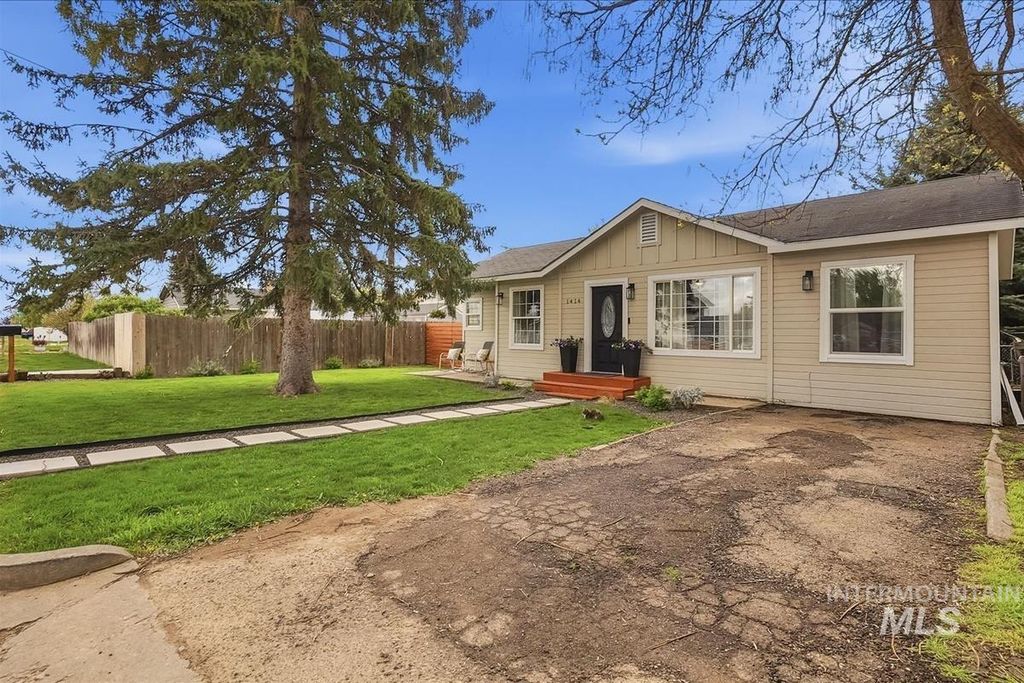 Photo of 1414 Savannah St, Caldwell, ID 83605 (MLS # 98982467)