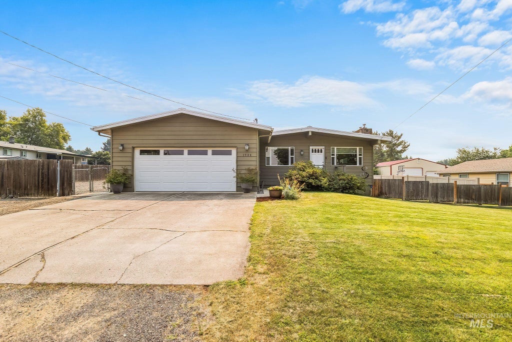 Photo of 1734 Burrell Ave, Lewiston, ID 83501 (MLS # 98996261)