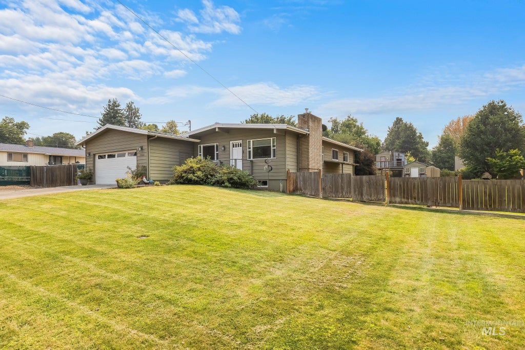 Photo of 1734 Burrell Ave, Lewiston, ID 83501 (MLS # 98996261)