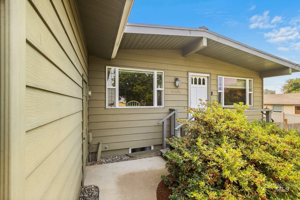 Photo of 1734 Burrell Ave, Lewiston, ID 83501 (MLS # 98996261)