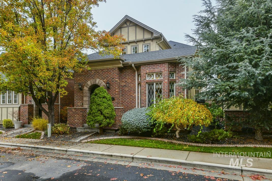 446 E Connemara Lane