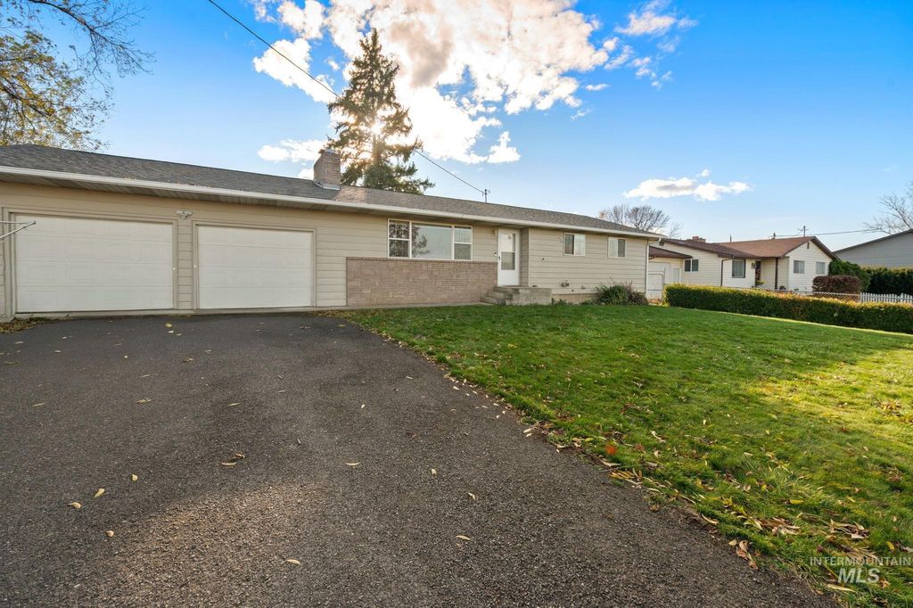 Photo of 1510 Warner Avenue, Lewiston, ID 83501 (MLS # 98968620)