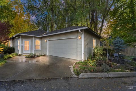 Photo of 2416 N Birchgrove Lane, Boise, ID 83703 (MLS # 98966171)