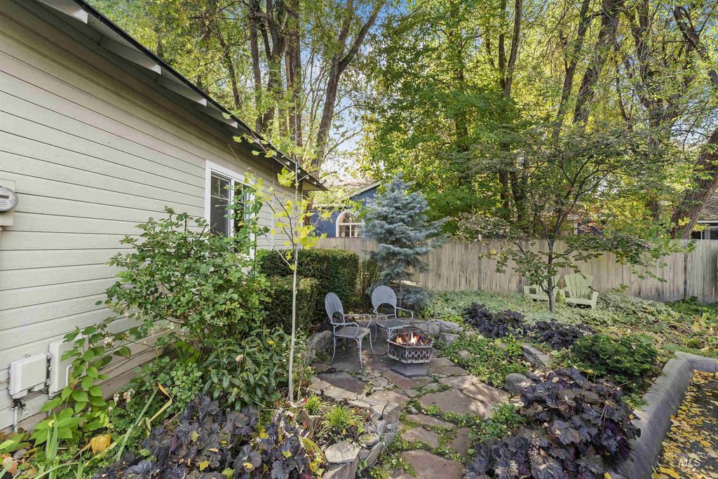 Photo of 2416 N Birchgrove Lane, Boise, ID 83703 (MLS # 98966171)