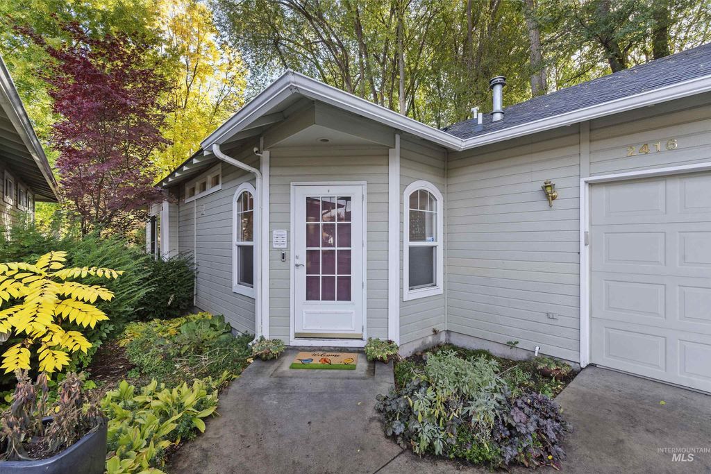 Photo of 2416 N Birchgrove Lane, Boise, ID 83703 (MLS # 98966171)