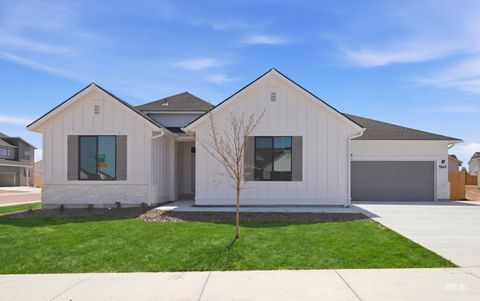 Photo of 811 Thunderbolt Dr, Mountain Home, ID 83647 (MLS # 98986232)