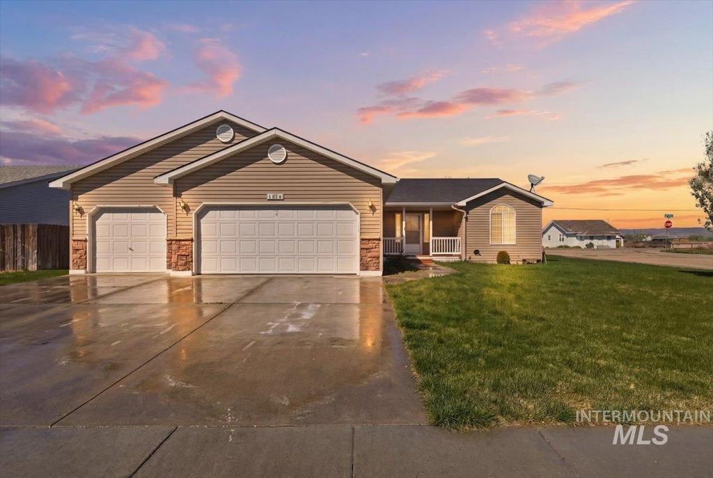 Photo of 1284 NW Mandarin St, Mountain Home, ID 83647 (MLS # 98981008)