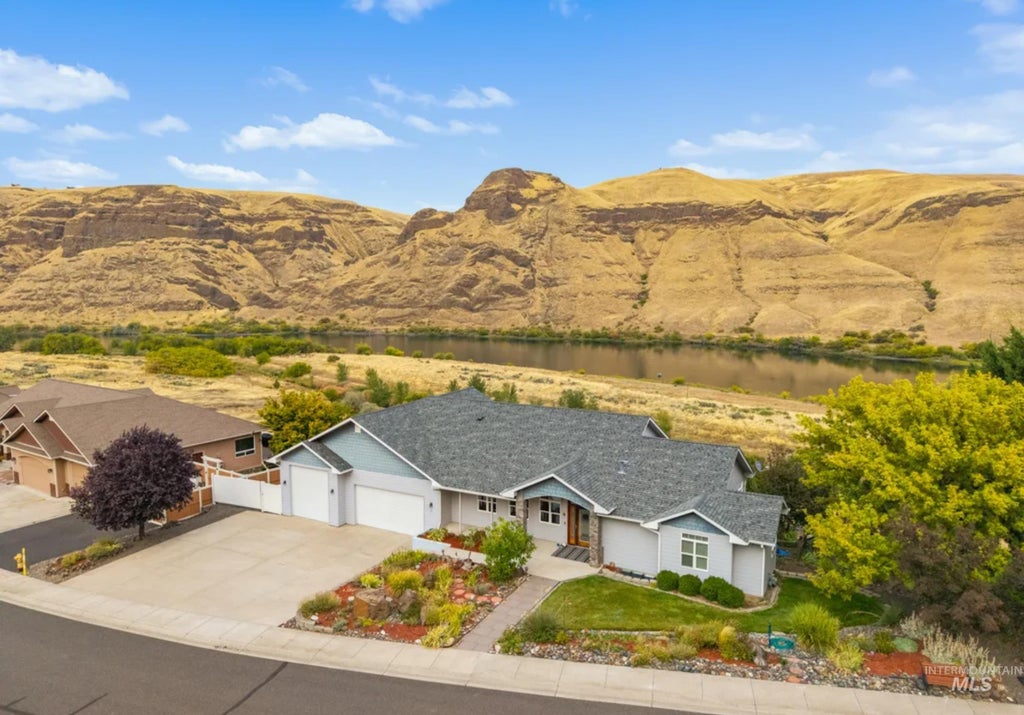 Photo of 47 Riverpointe Dr, Asotin, WA 99402 (MLS # 99001512)
