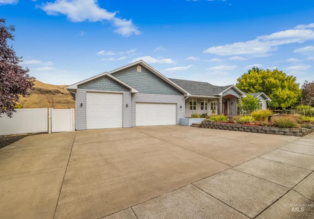 Photo of 47 Riverpointe Dr, Asotin, WA 99402 (MLS # 99001512)