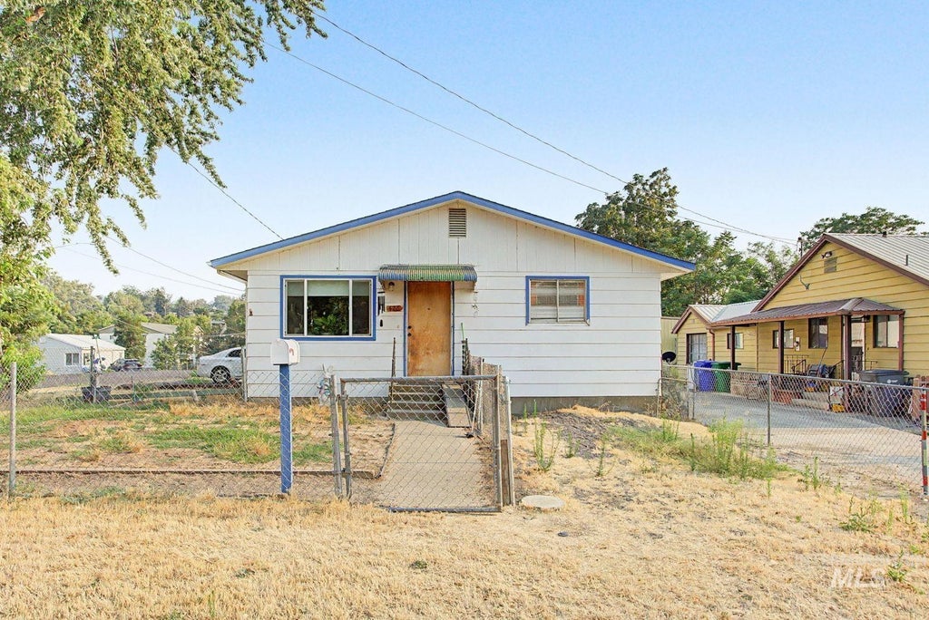 Photo of 426 16th Ave, Lewiston, ID 83501 (MLS # 98997734)