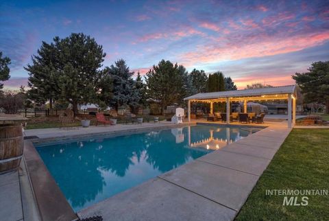 Photo of 264 W Rush Ct, Eagle, ID 83616 (MLS # 98979414)