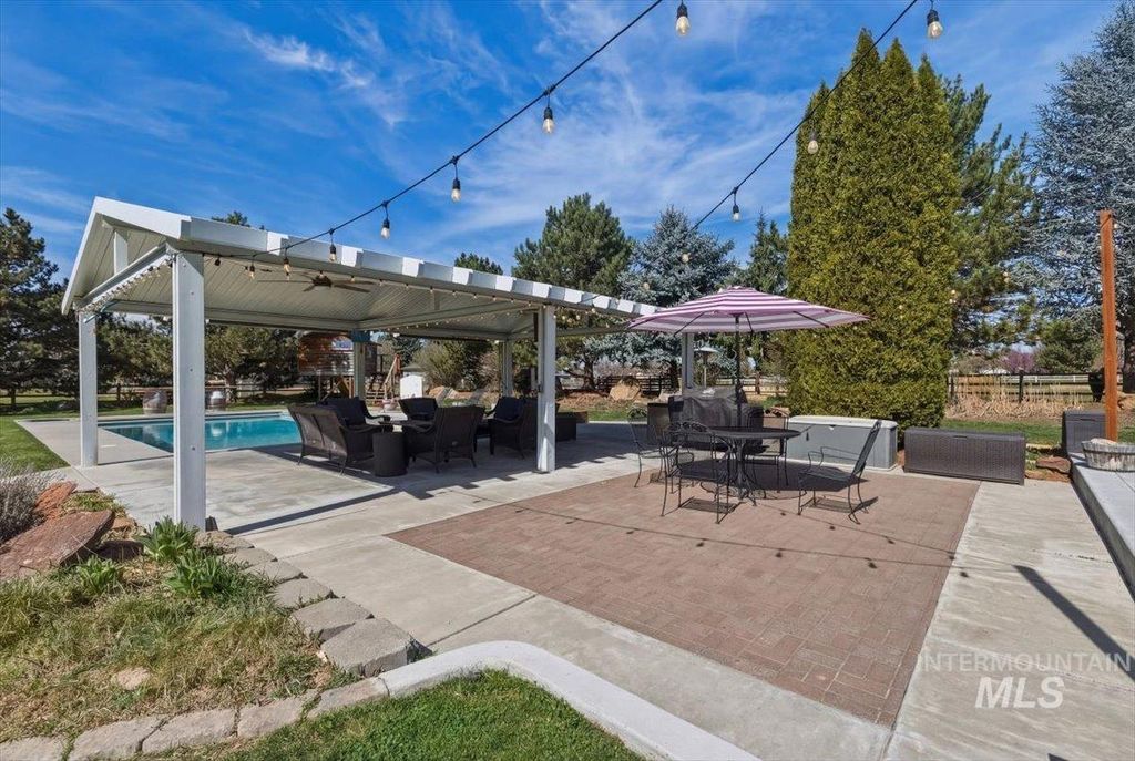 Photo of 264 W Rush Ct, Eagle, ID 83616 (MLS # 98979414)