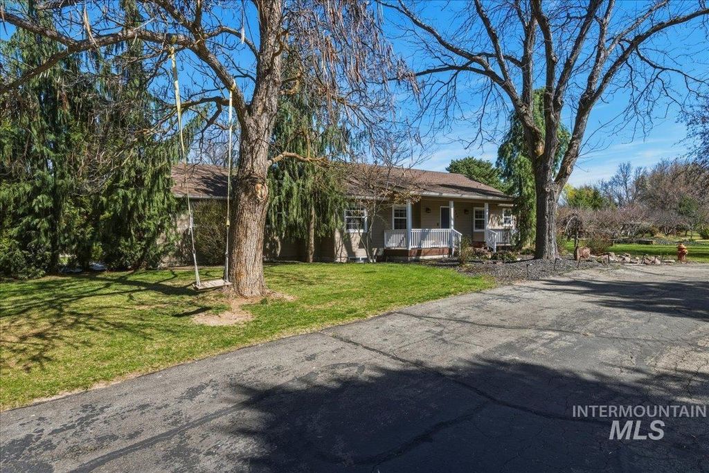 Photo of 264 W Rush Ct, Eagle, ID 83616 (MLS # 98979414)