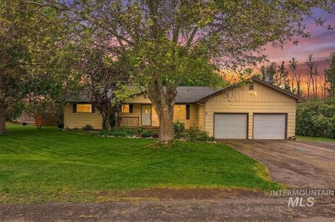 Photo of 1139 Lavina Avenue, Twin Falls, ID 83301 (MLS # 98987061)