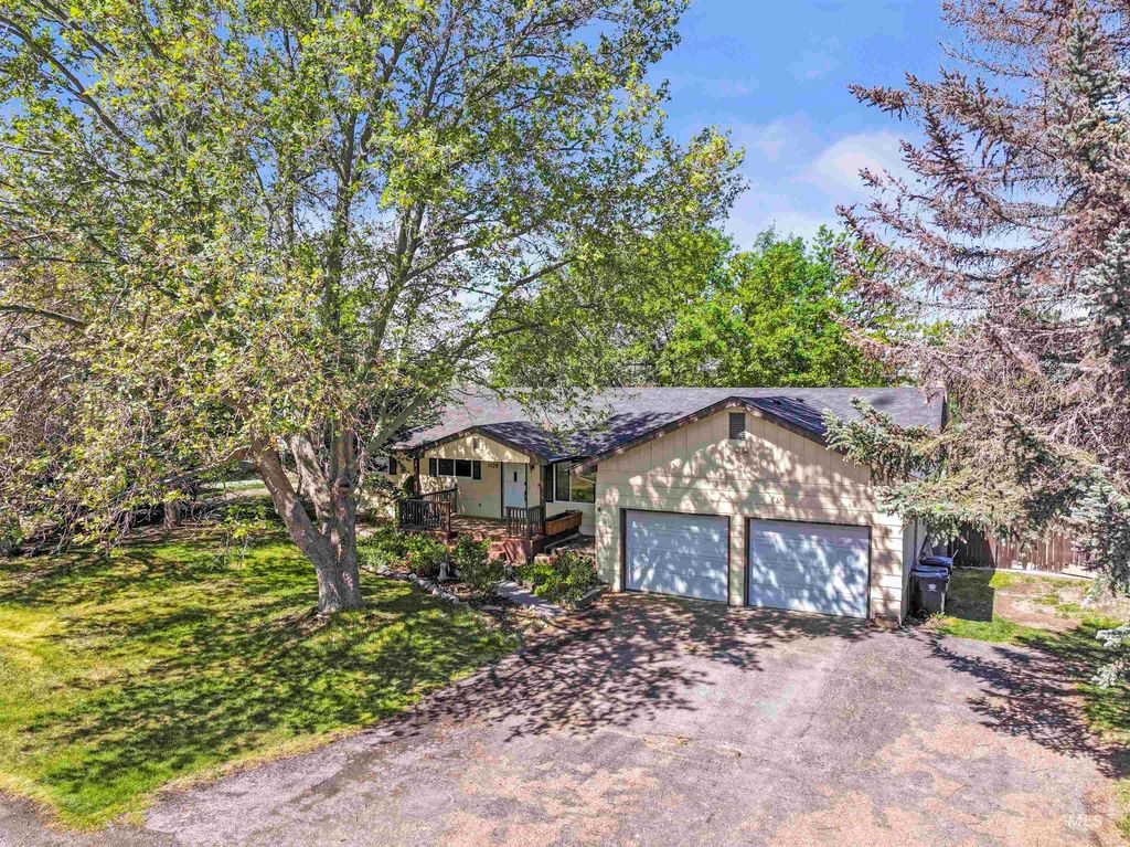 Photo of 1139 Lavina Avenue, Twin Falls, ID 83301 (MLS # 98987061)