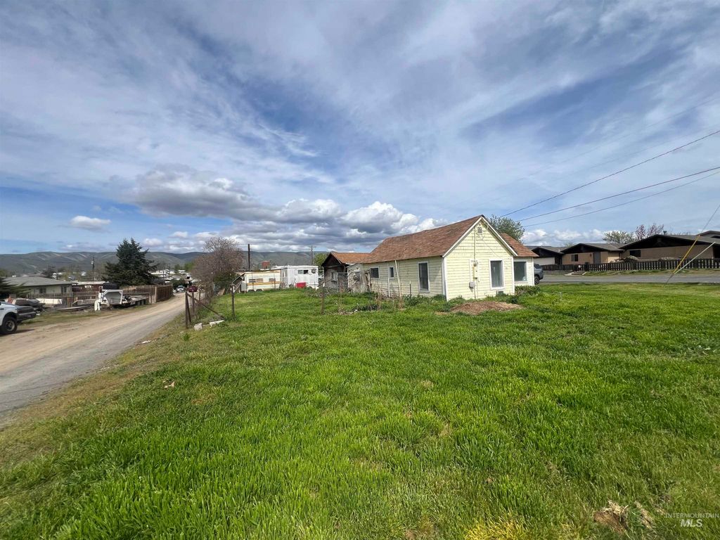 Photo of 1902 4th Ave, Clarkston, WA 99403 (MLS # 98968777)