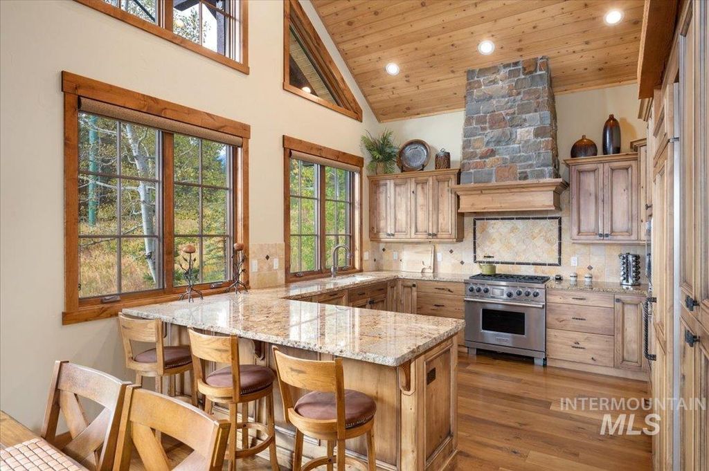 Photo of 516 Whitewater Dr, Donnelly, ID 83615 (MLS # 98968203)