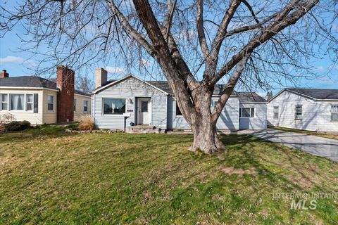 Photo of 619 S Pine St, Nampa, ID 83686 (MLS # 98977606)
